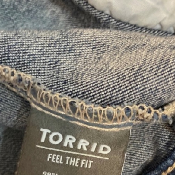 Torrid women’s denim jacket size 1 light wash distressed - Picture 12 of 14